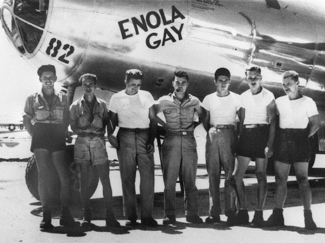 Kru pesawat bomber B-29 Enola Gay