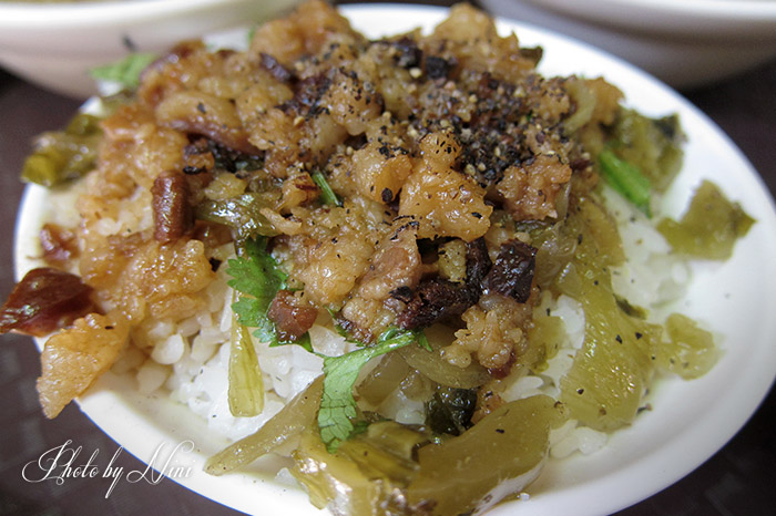【新竹城隍廟美食】柳家肉燥飯。在地人認定的美味 by 妮喃小語