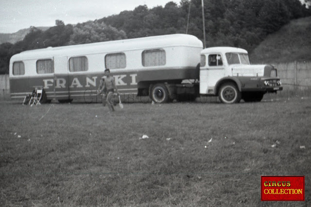 une caravane d'habitation de la direction du Cirque Francki 
