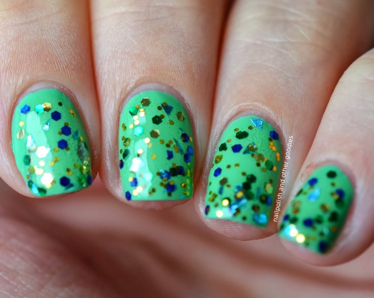 http://nailpolish-and-other-goodies.blogspot.de/2014/01/nails-of-day-topper-time-dancing-queen.html