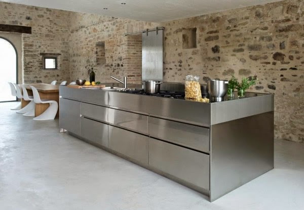 Eıne 300-year-old Italian farm with minimalist interiors