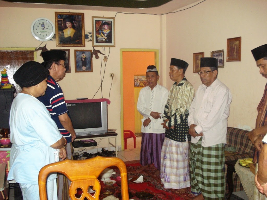 10 ALASAN MENGAPA ORANG INDONESIA SUKA PAKAI SARUNG