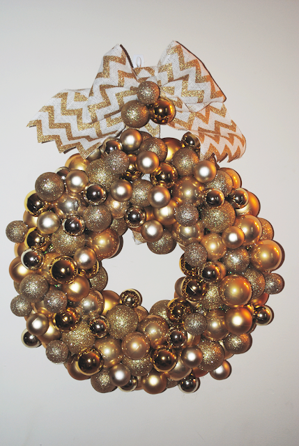 TRULY YOURS, A.: DIY Wednesday: Christmas Ornament Wreath