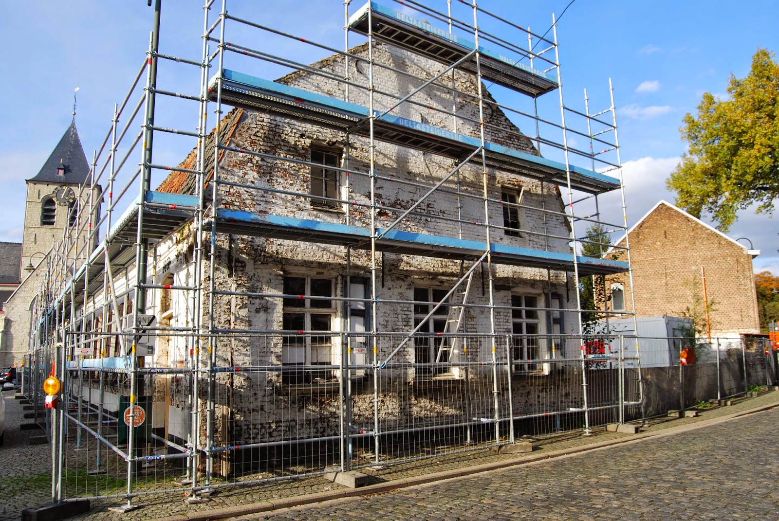Karel Uyttersprot 't Oud Gemeentehuis van Wieze staat in de steigers.