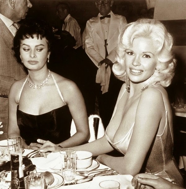 Olhar de inveja Sophia Loren e Jayne Mansfield durante uma festa do estúdio 20 Century Fox