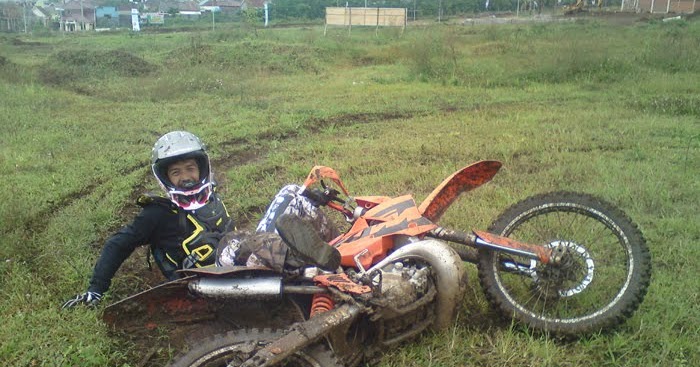 Jatuh Dari Tangga, Motor, Pesawat, Ke Sumur, Jurang, Lubang