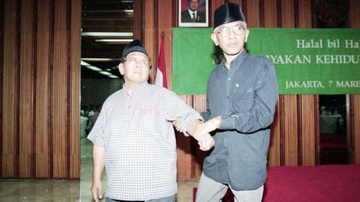 Kisah Haru Persahabatan Gus Mus dan Gus Dur