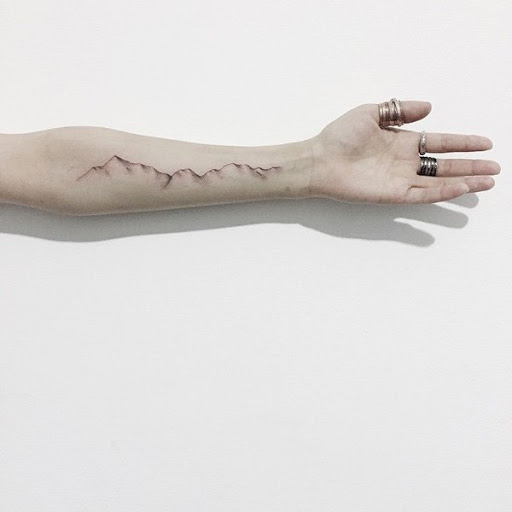 Outro minimalista tatuagem que você pode colocar em seus braços. É simples, sem muito detalhe, mas ainda poderia retratar tão grande mensagem.