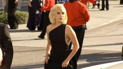 Lady Gaga sorprende con su look en los Emmy