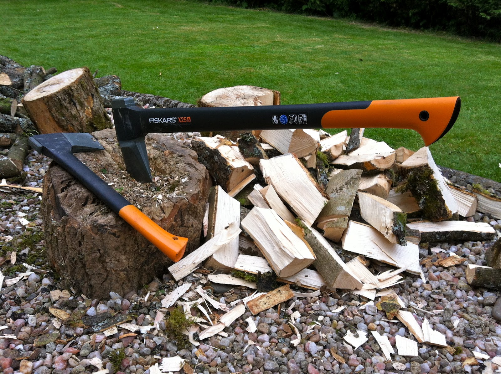 лучшие колуны для колки дров. колун для рубки дров. топор дровокол. колун-кливер. колун для дров gardena.