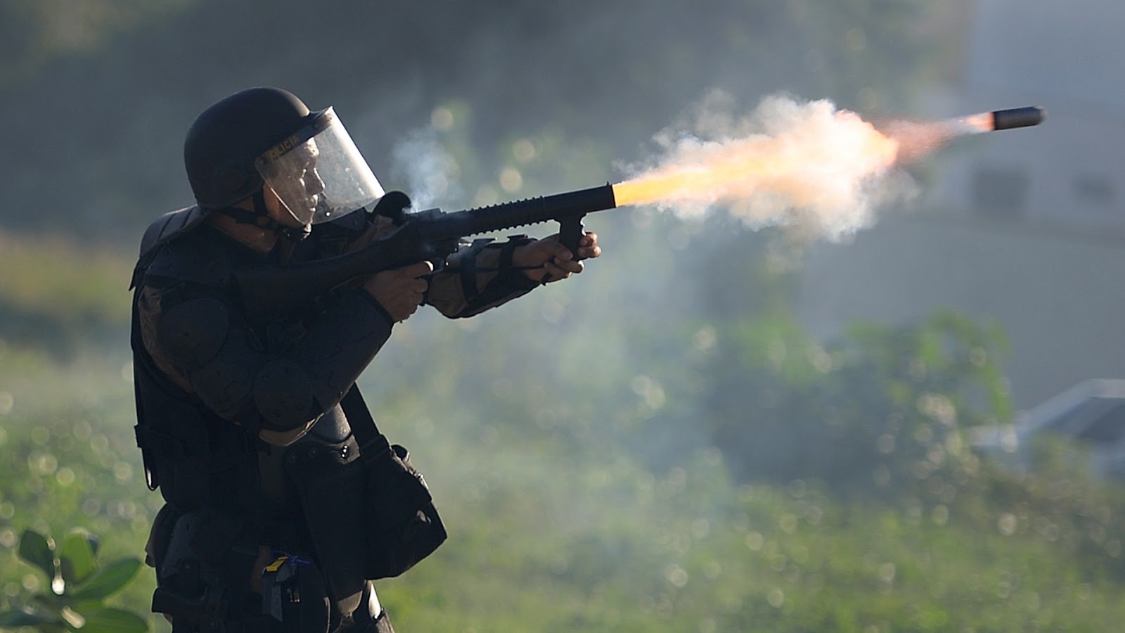 Assuntos Militares: Polícia comprou mais bala de borracha e gás lacrimogêneo  para proteger estádios.