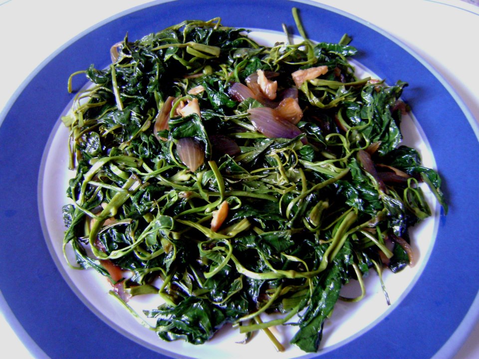 pepay's foodies and travels: Adobong kangkong (water spinach)