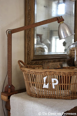 Lampe d'atelier en bois articulée chez Sur 1 R de brocante