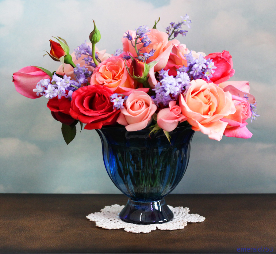 Букет роз в вазе из чешского стекла. Розовые розы в вазе. Креативные букеты в вазах. Розы в хрустальной вазе. Анимационный букет в вазе.