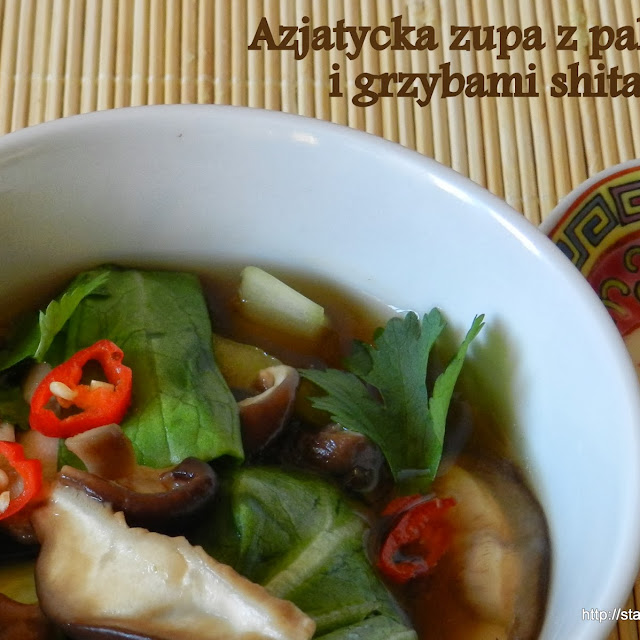 Azjatycka zupa z pak choi i grzybami shitake