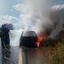 Barreiras: Carro pega fogo na BR 135