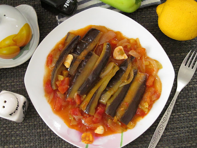Имам байылды - баклажаны тушеные с луком и помидорами (Zeytinyağlı İmambayıldı)