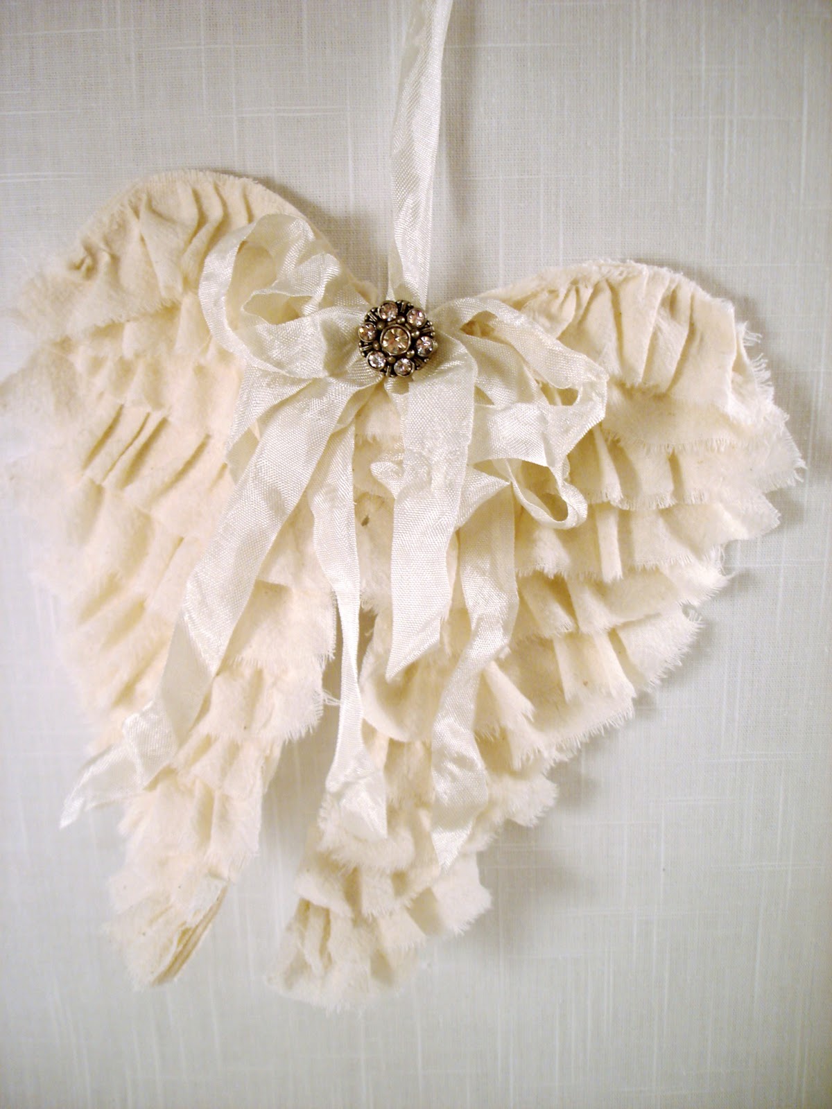 крылья для ребенка своими руками. крылья для птицы из ткани. костюм вороны для девочки. костюм птички для девочки с крыльями. накидка крылья ангела.