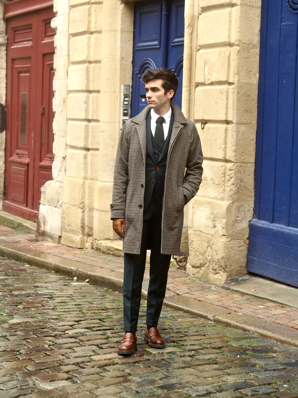 blog-mode-homme-style-elegant-masculin-costume-sur-mesure-vert-samson-bordeaux-paris-qualite-prix-pas-cher-gant-cuir-france-double-bracelet-hermes-complet-trois-pieces-3-smart-dandy-classe-mariage-cravate-berluti-laine-tressee-mocassins-louis-vuitton-pantalon-ourlet-poche-cavalier