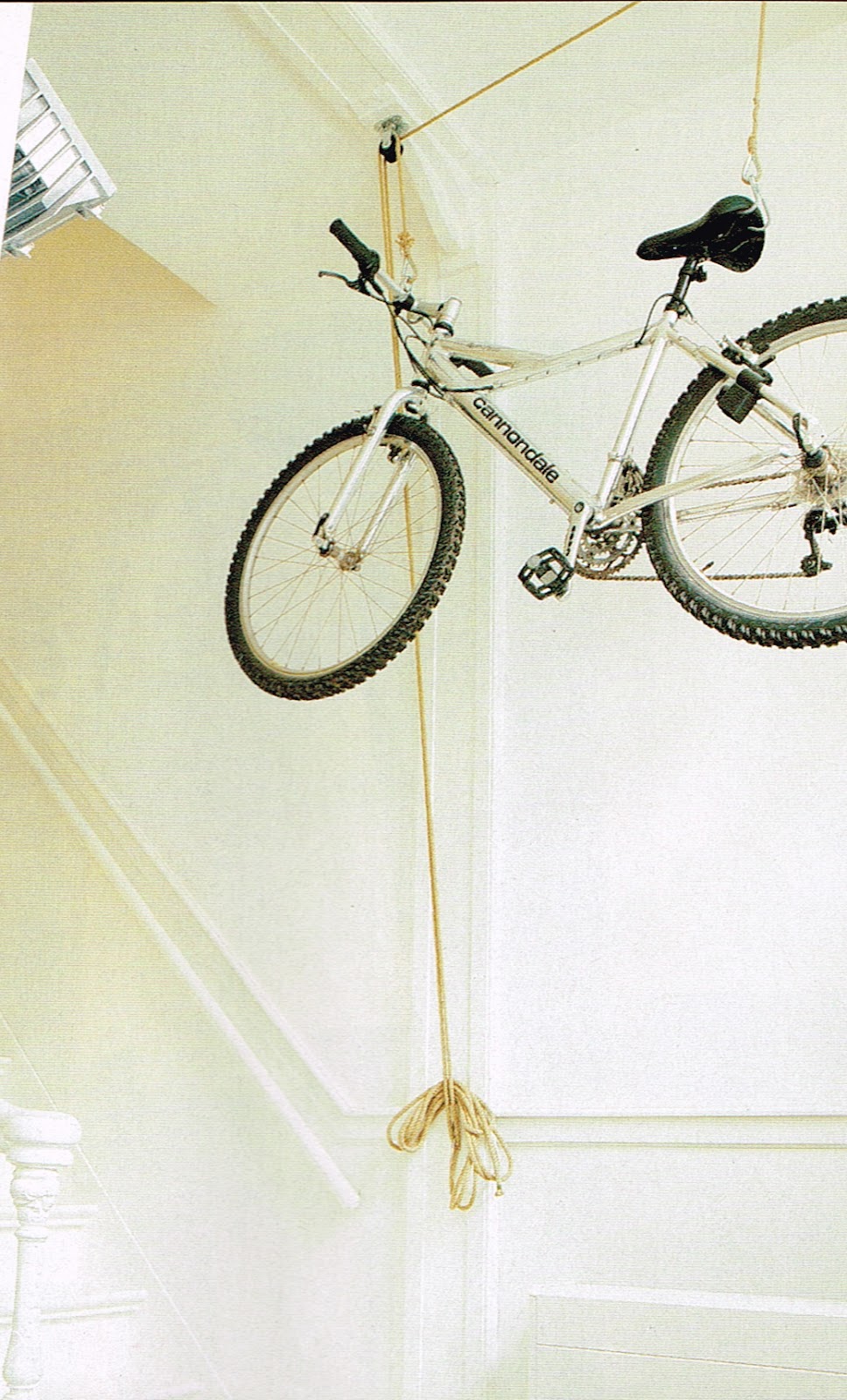 koradecora: Colgar bicis en casa koradecora: Colgar bicis en casa