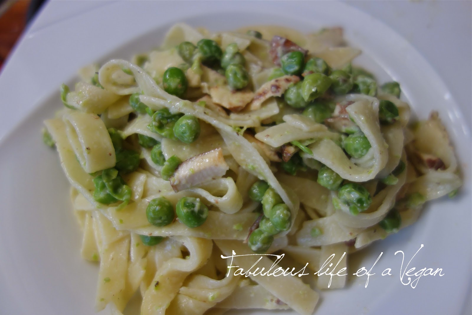Fabulous life of a Vegan Tagliatelle panna, piselli e pancetta