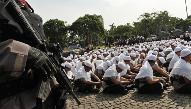 Berharap Bisa Ademkan Para Pendemo Ahok, Pasukan Polri Peci Putih dan Polwan Berhijab Siap Menyebar