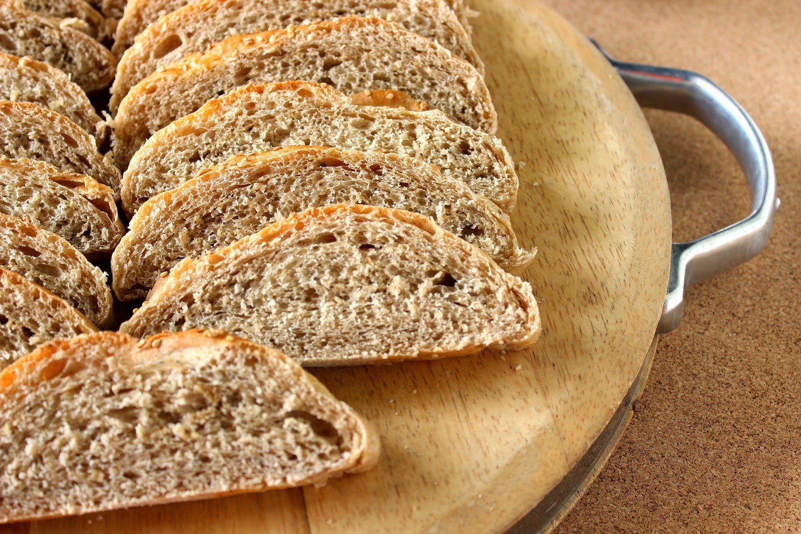 Рецепт гречневого хлеба в духовке. Гречневый хлеб. Зерновые хлеба. Дрожжевой хлеб. Хлеб с зернами.