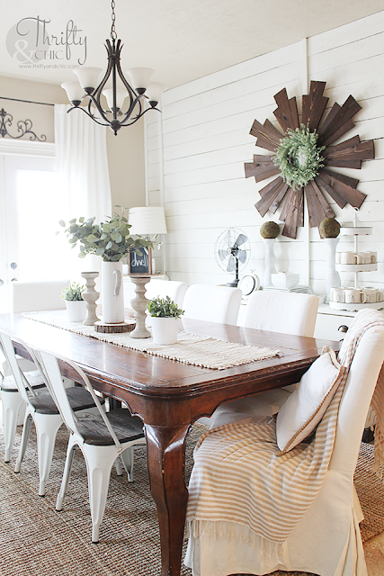 Farmhouse dining room decor and decorating ideas. Spring dining room decor. Spring tablescape ideas. Best farmhouse dining room chairs. Shiplap in dining room