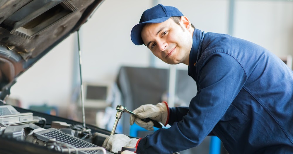 профессия автомеханик. ученик механика. автомеханик на предприятии. автомеханик. техническое обслуживание.