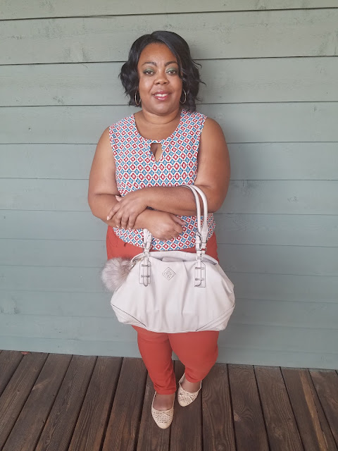 Plus size blogger in sleeveless printed blouse, rust colored skinnies, nude perforated flats and handbag with fur accessory