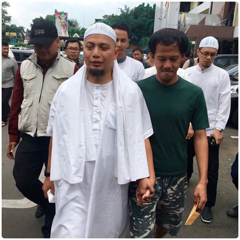 Subhanallah!!! ini bukti sesama muslim bersaudara. Ustads Arifin Ilham menjaminkan diri agar Nurul Fahmi bisa Bebas.