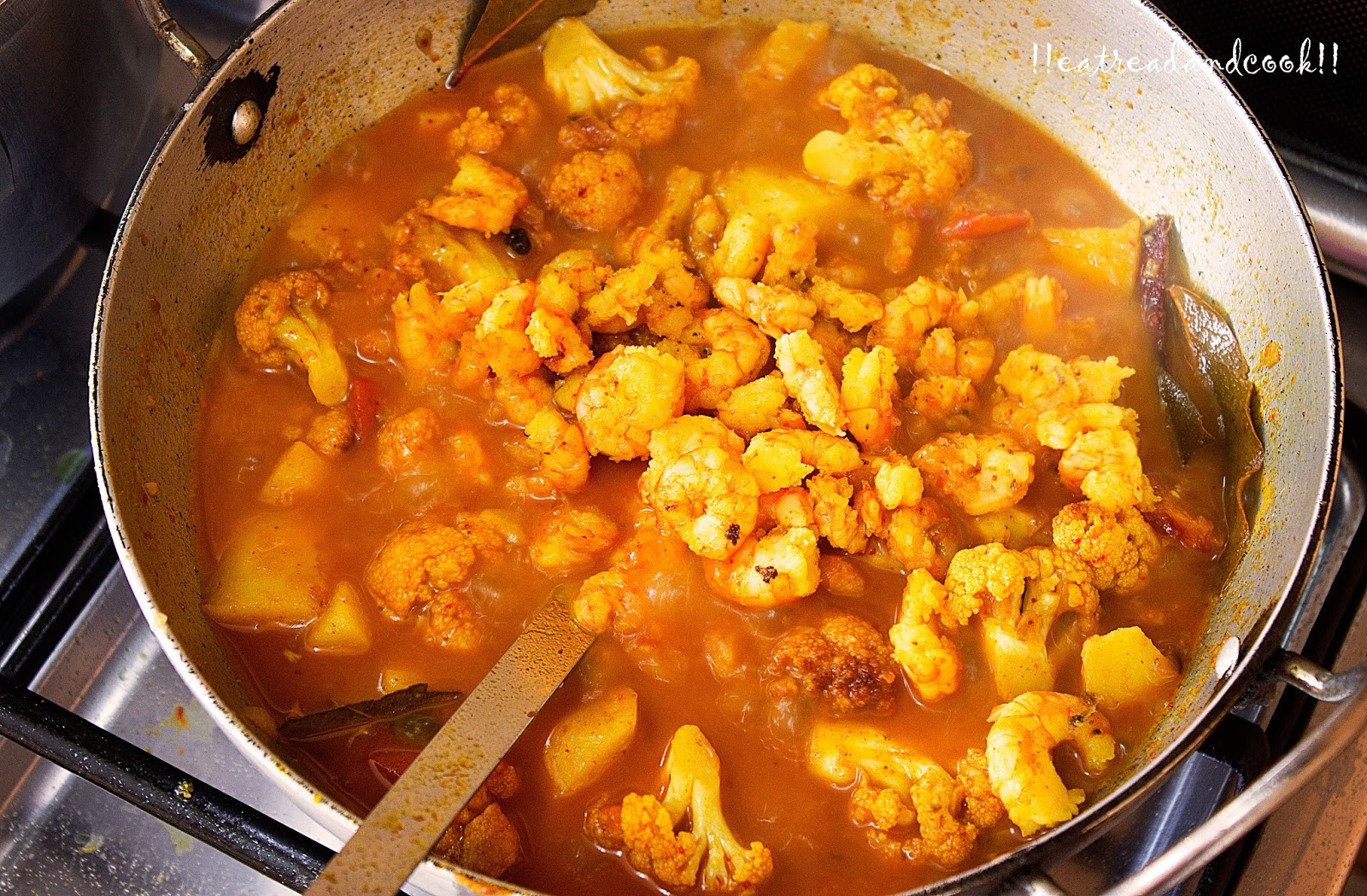 Fulkopi Chingrir Torkari / Bengali Style Cauliflower and Prawns Curry