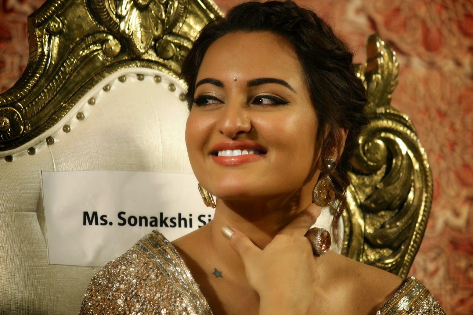 Sonakshi Sinha Latest Glamorous Photos In Saree Wallpapers Celebritiewalls
