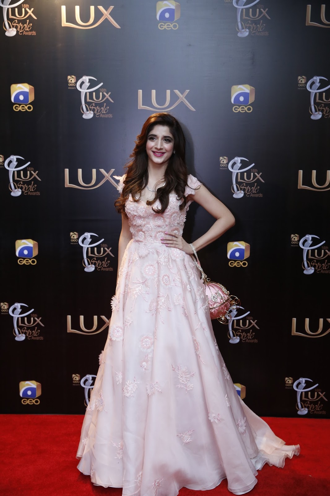 Super Hot Pakistani Divas At The 16th LUX Style Awards 2017