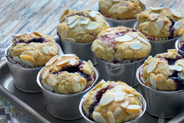 Resep Muffin Pisang dan Bluebbery ( Banana and Blueberry Muffin with Almond Slice Topping )