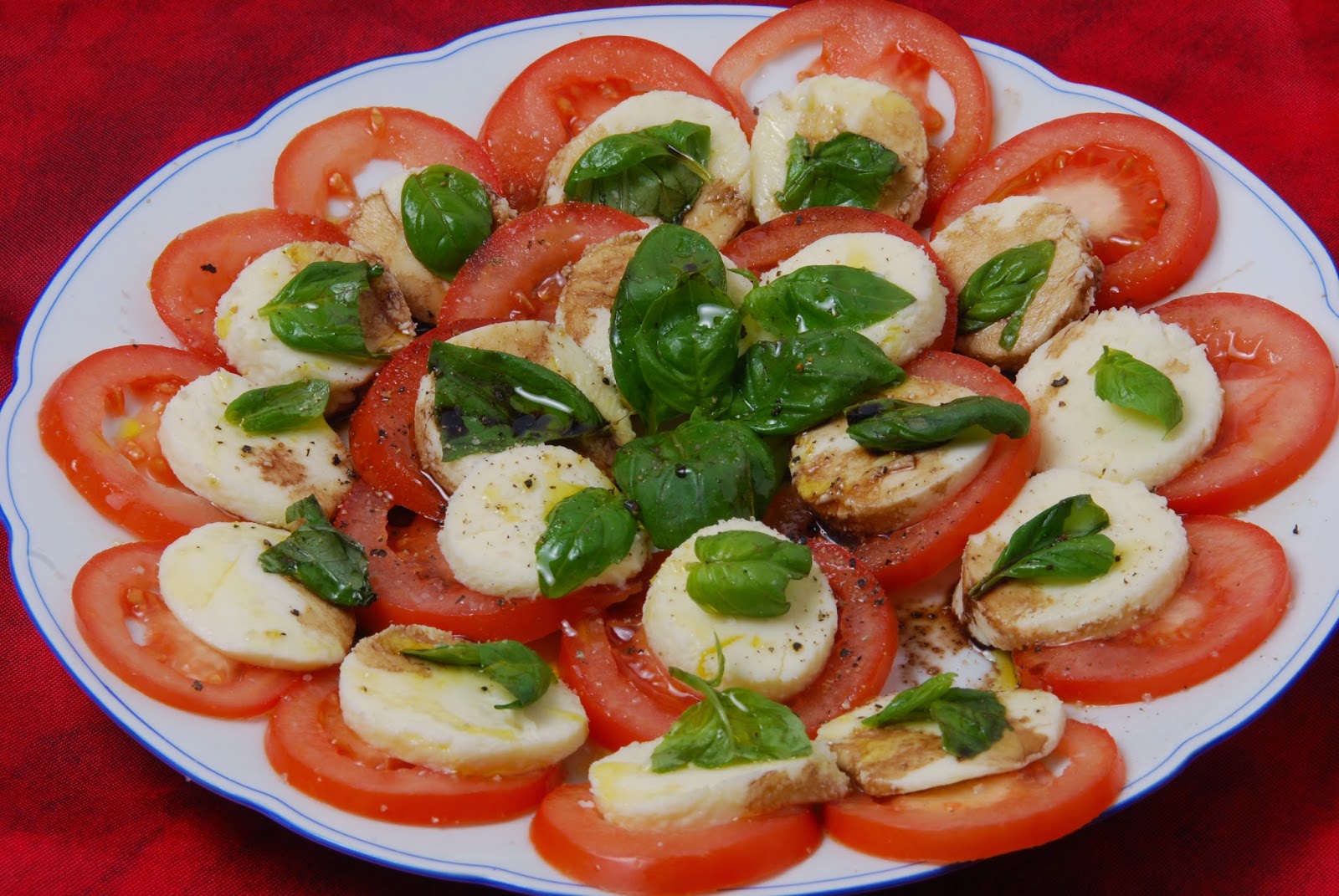 Tomaten Mozzarella Salat - Paradicsom-Mozzarella saláta | Koche es nach ...