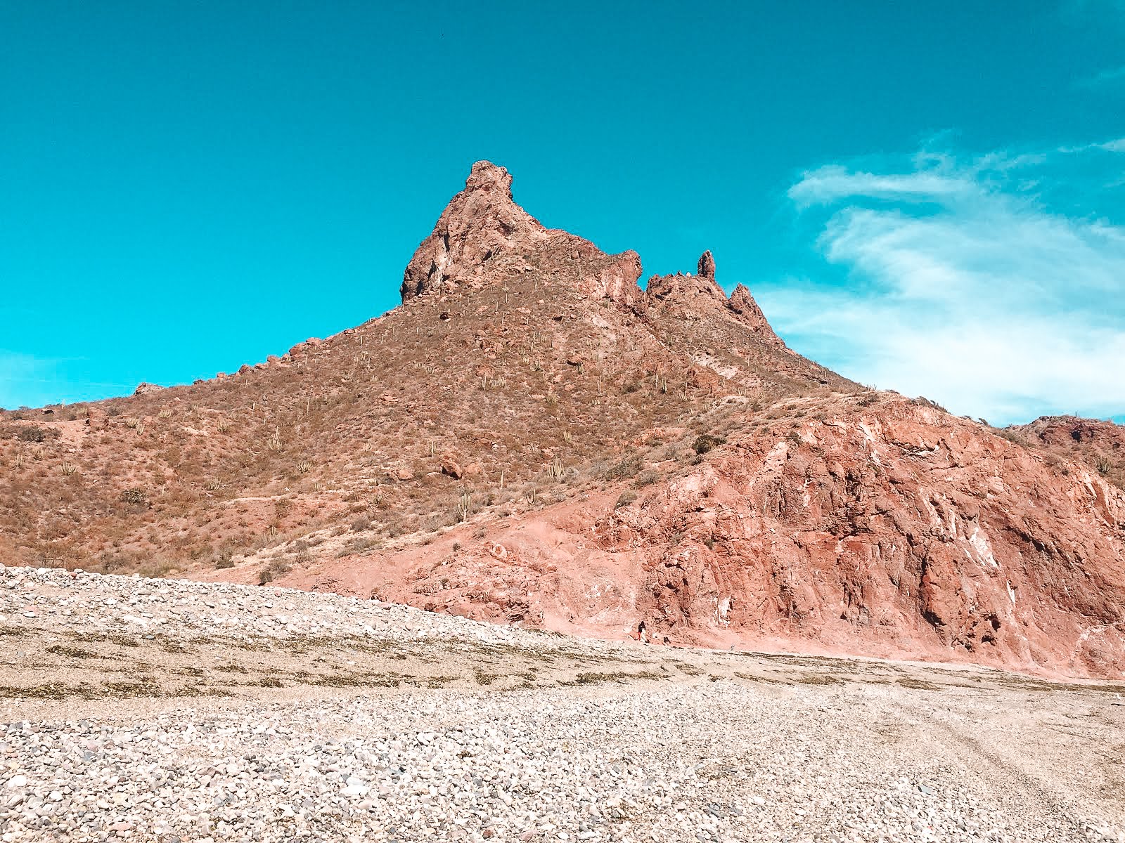 la playa piedras pintas dans la ville de san carlos au mexique sur la photo on voit le fameux rocher de couleur rouge qui est appelé Cerro Tetakawi
