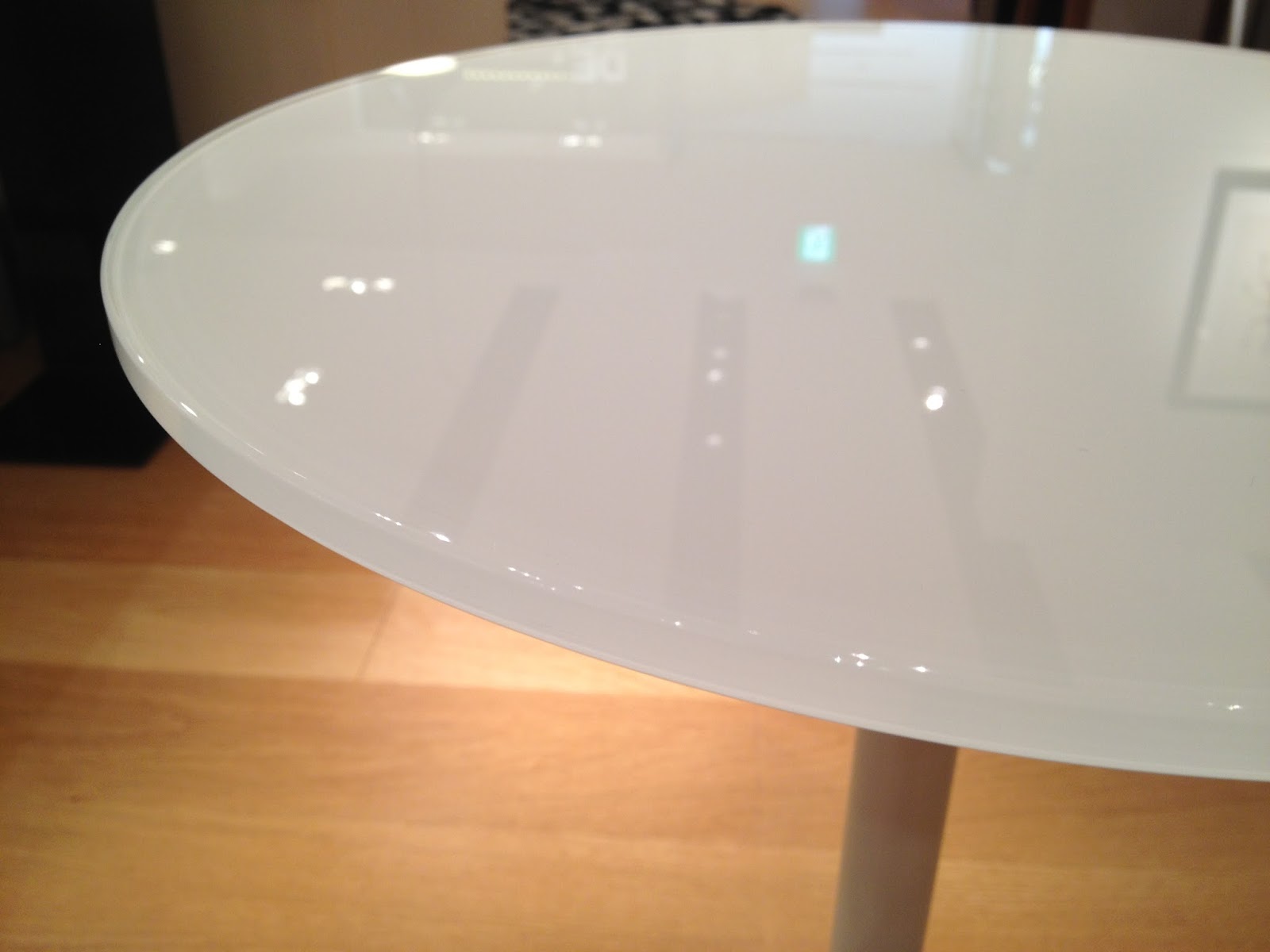 BoConcept: ホワイトガラスのサイドテーブルが展示品処分になりました！
