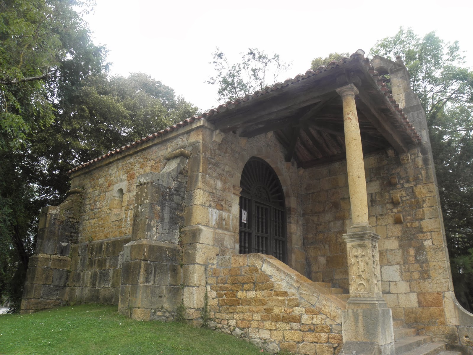 Licencia Histórica Fotos con Historia Capilla y Dolmen de Santa Cruz