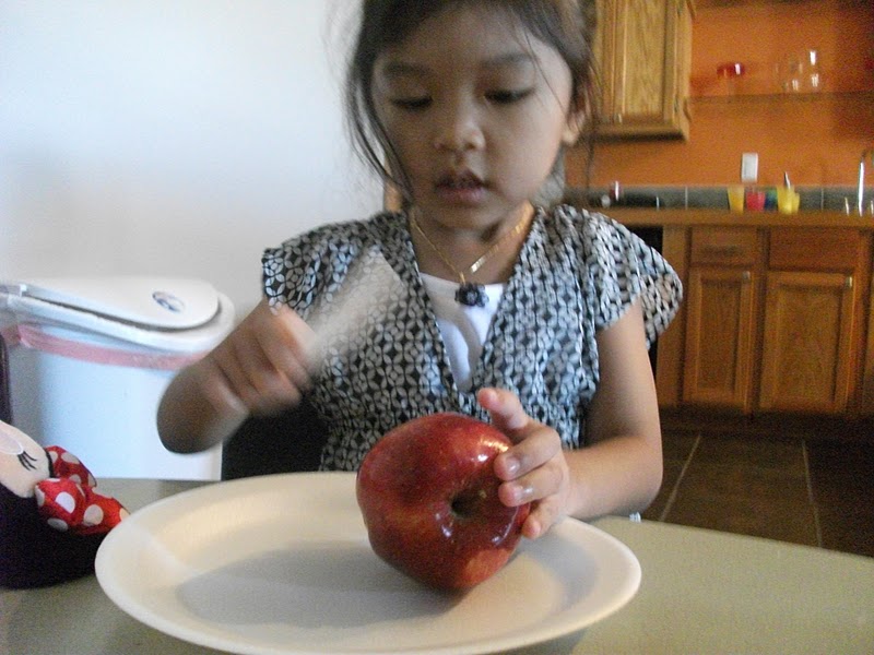 Little Foxes Childcare/Preschool Cutting apples with knives (plastic)