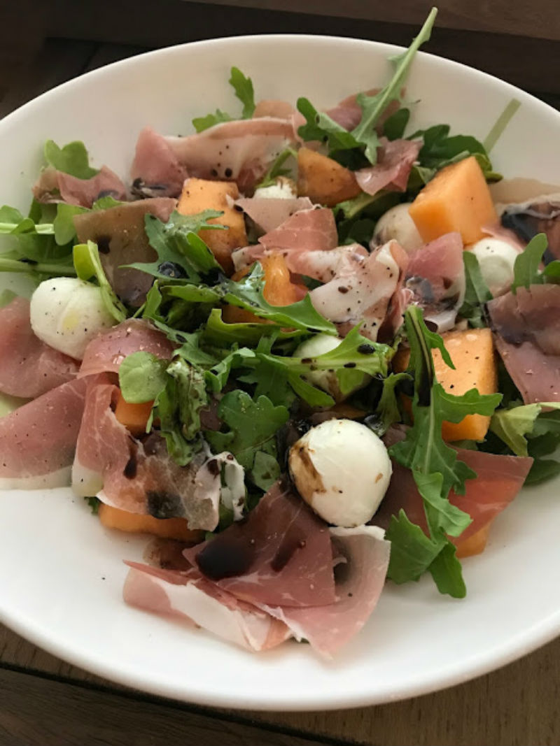 Suburbansavvy Arugula, Mozzarella, Cantaloupe and Prosciutto Salad