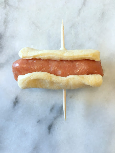 Fun Food Ideas for an Academy Awards Party in front of the TV - mini Pink's Hot Dogs to celebrate La La Land - www.jacolynmurphy.com