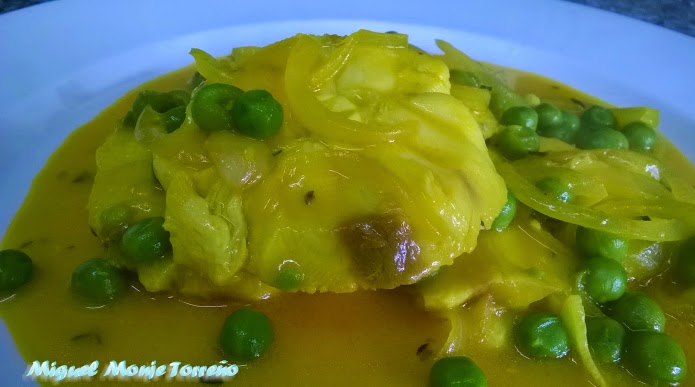 Cazón en Amarillo con Guisantes