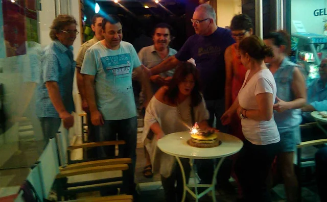 Χαλκίδα: Υποψήφια βουλευτής του ΣΥΡΙΖΑ γιόρτασε τα γενέθλια της στο εκλογικό κέντρο (ΦΩΤΟ)