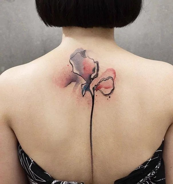 Vemos imagen de un precioso tatuaje de acuarela para mujer