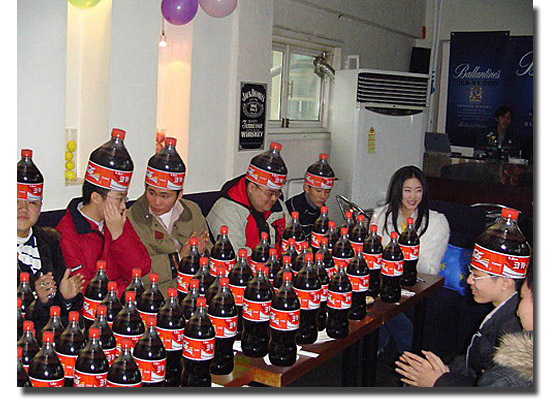As fotos mais estranhas e inexplicáveis de todos os tempos - parte 2 - Orientais fãs de Coca Cola