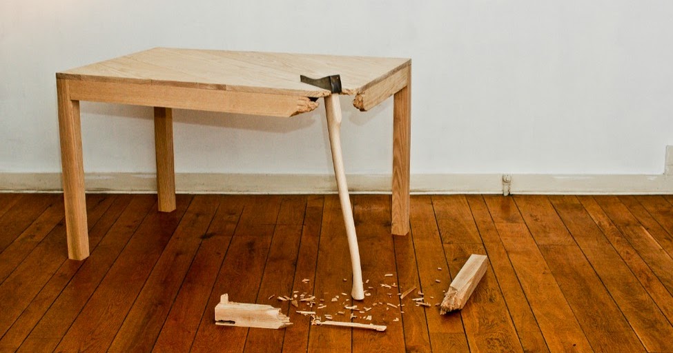 Подпереть стол. Сломанный стол. Разбитый стол. Сломанный столик. Ножки для письменного стола.