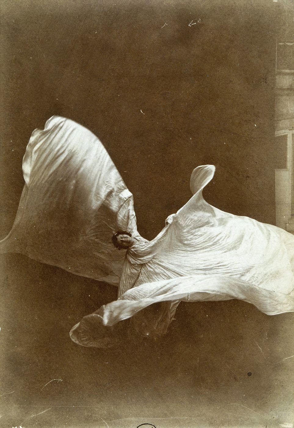 Amazing Vintage Photos of Loie Fuller Dancing from the Late 19th