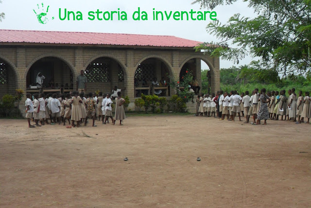 Bambini all'esterno della Scuola primaria della missione nel villaggio di Atchanvé, Togo, Africa