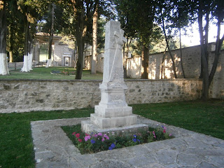 το μνημείο πεσόντων του 1897 στο ναό της Περίβλεπτου στα Ιωάννινα